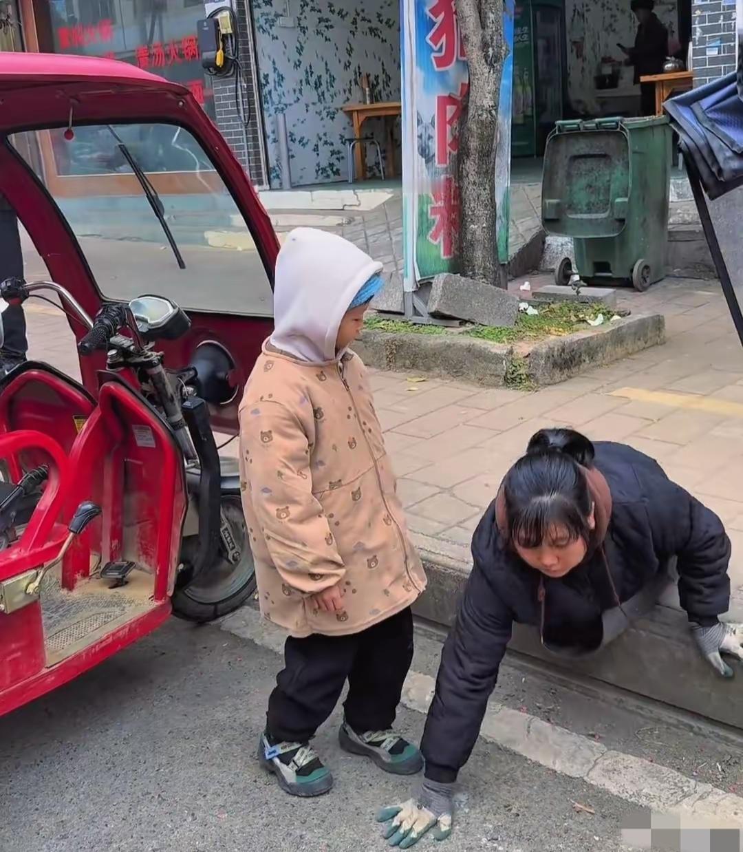 [月亮]家住贵州黔西南的金凤，被很多人称为最伟大的母亲。2015年3月18日那个