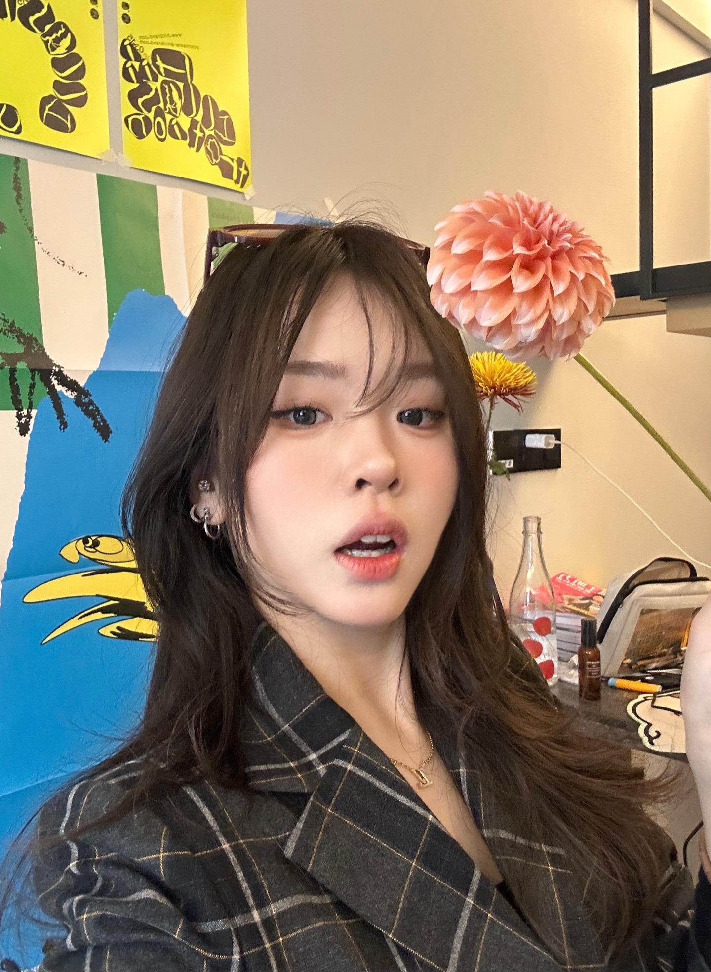 ✍🏻👩🏻‍🤝‍👩🏼。