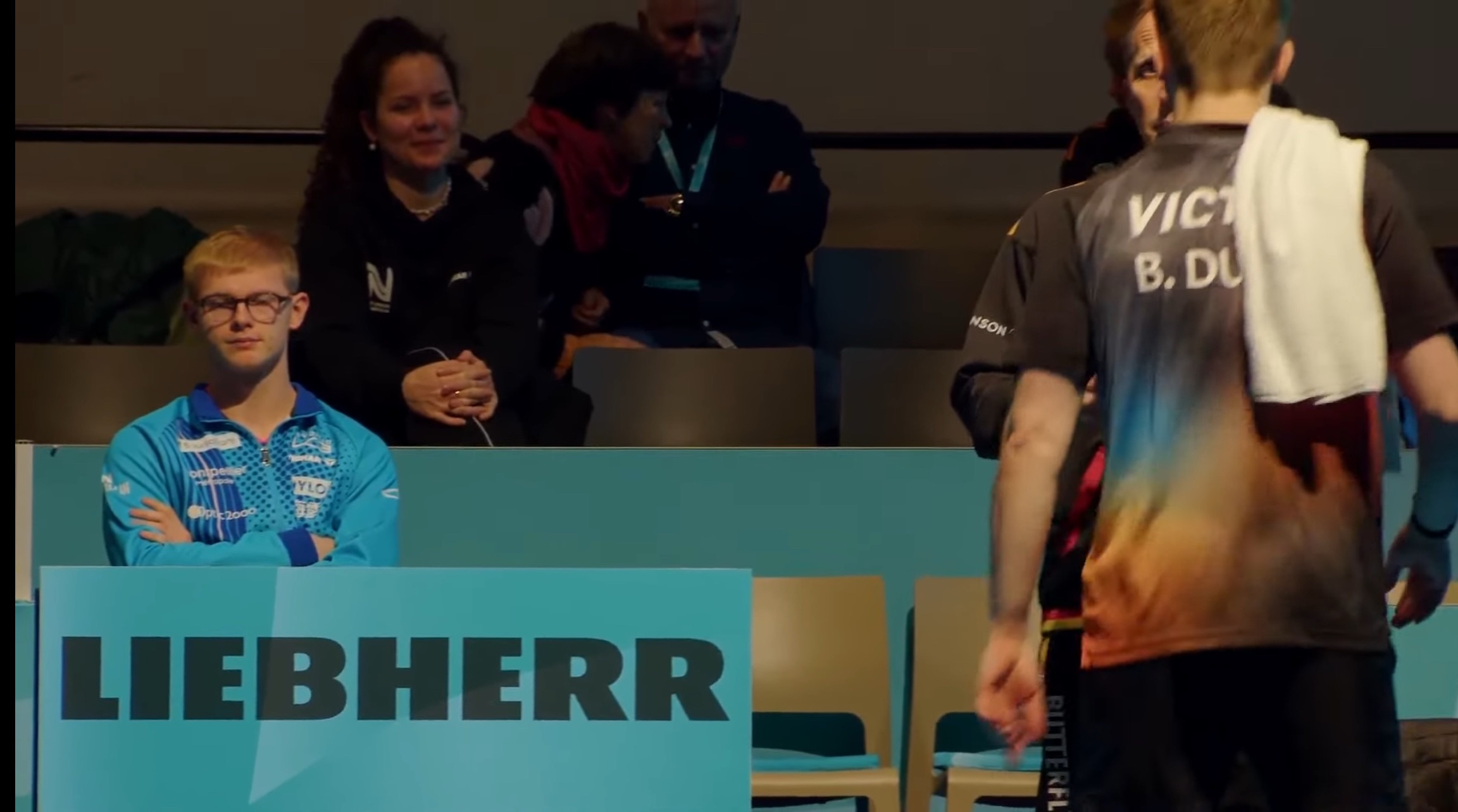 最佳观众小伦 来看杜达VS安东了 