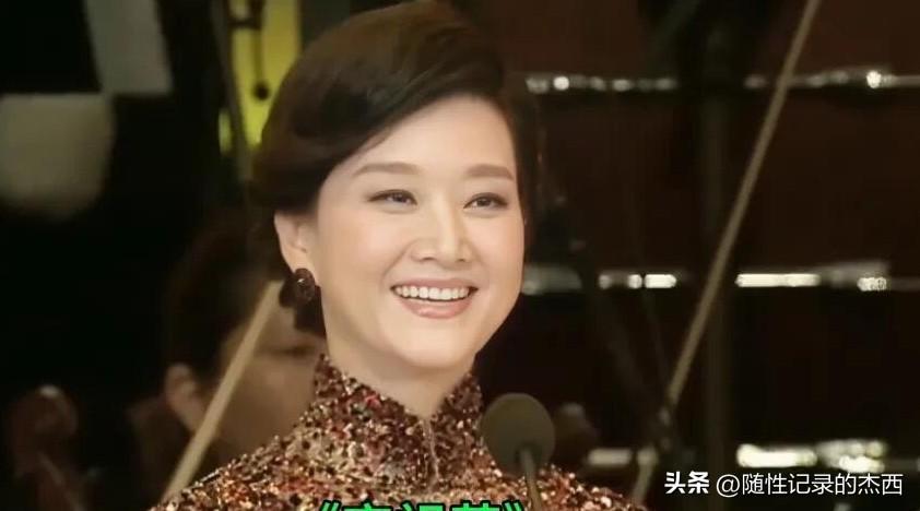 好漂亮一个女歌手，是美女歌后，而且她才华横溢，是九十年代很多男人心中的女神，她叫