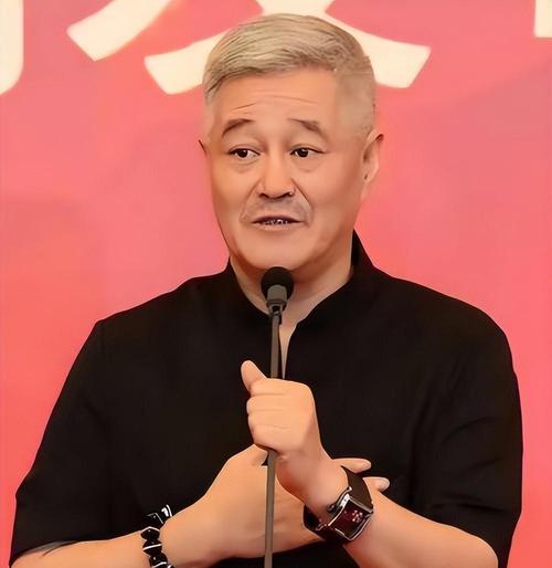 同样是喜剧泰斗、桃李满门！赵本山与郭德纲的口碑差距，藏在细节里
 
郭德纲和赵本