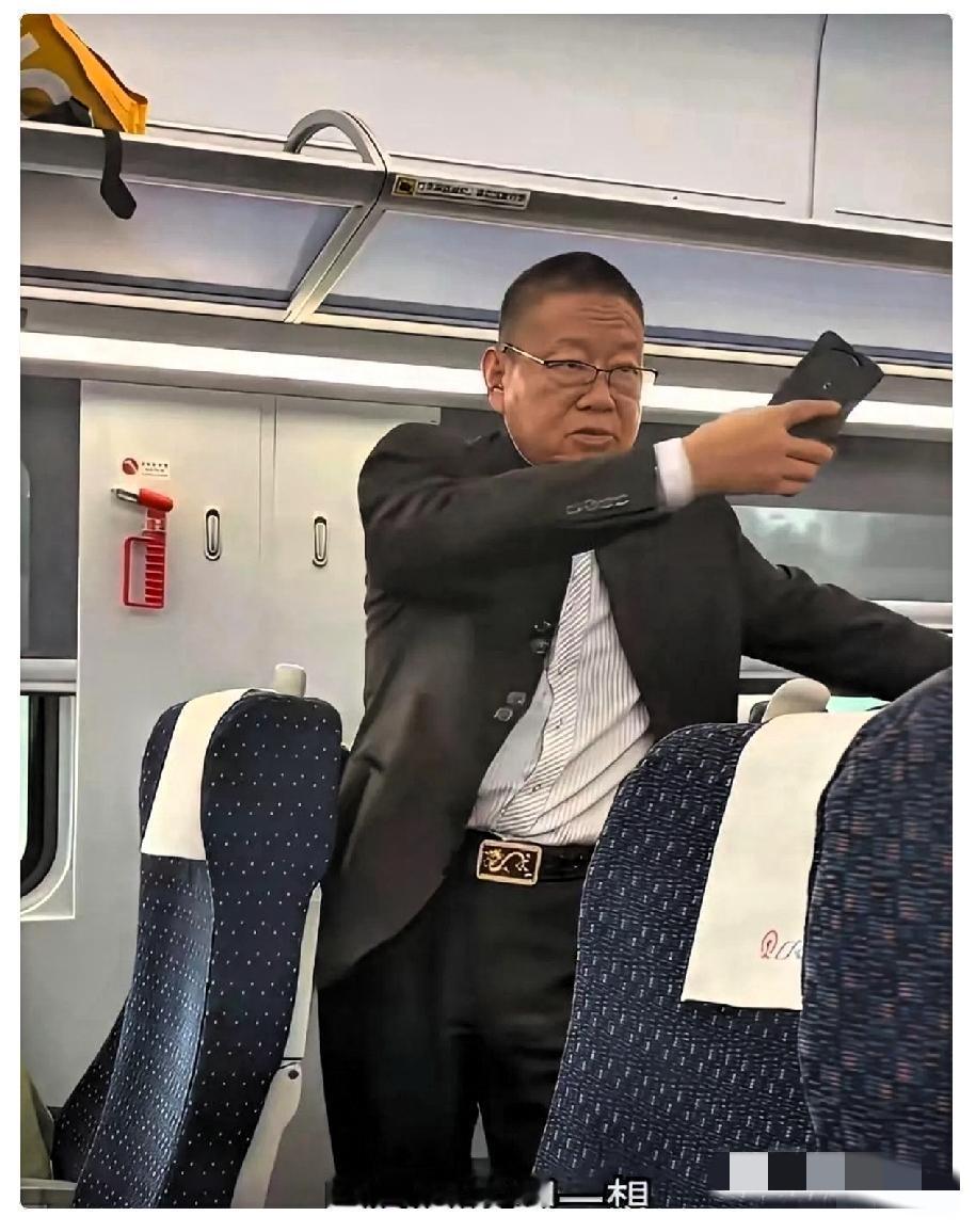 高铁上孩子哭闹这事儿，真挺考验人性的。

不到半岁的小婴儿哭得停不下来，宝妈怕吵