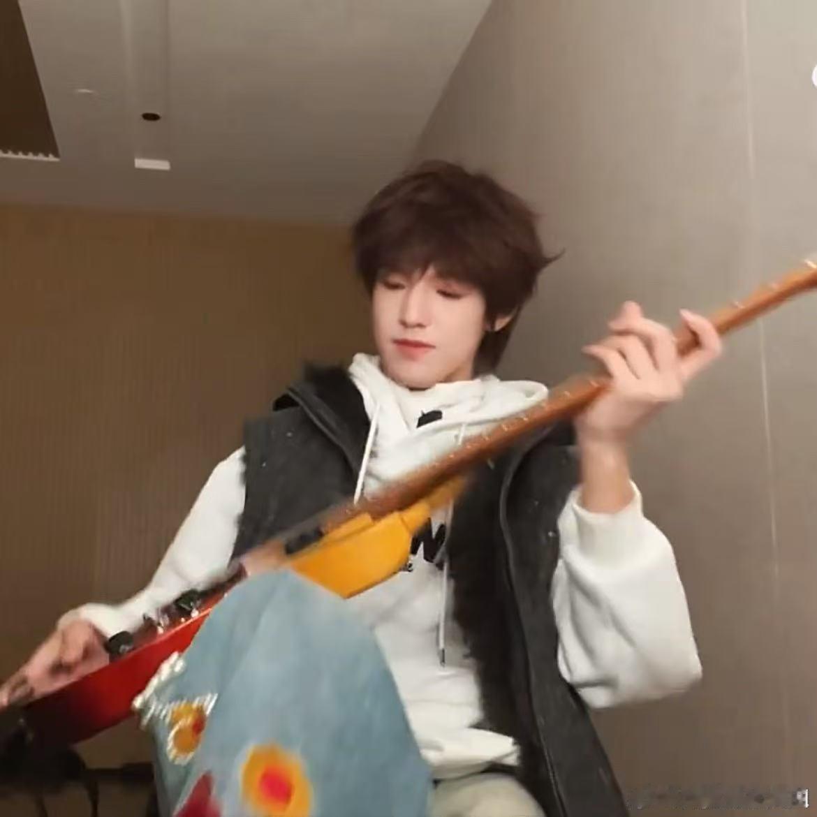 张泽禹 大东北是我的家乡 听张泽禹的《大东北是我的家乡》，仿佛回到了冰雪覆盖的大