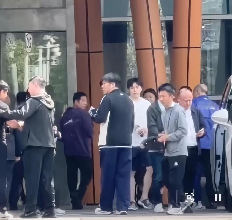 4月15日，据说今天是成都封训基地开放日，各省队的教练都去看自己家的运动员了，楚