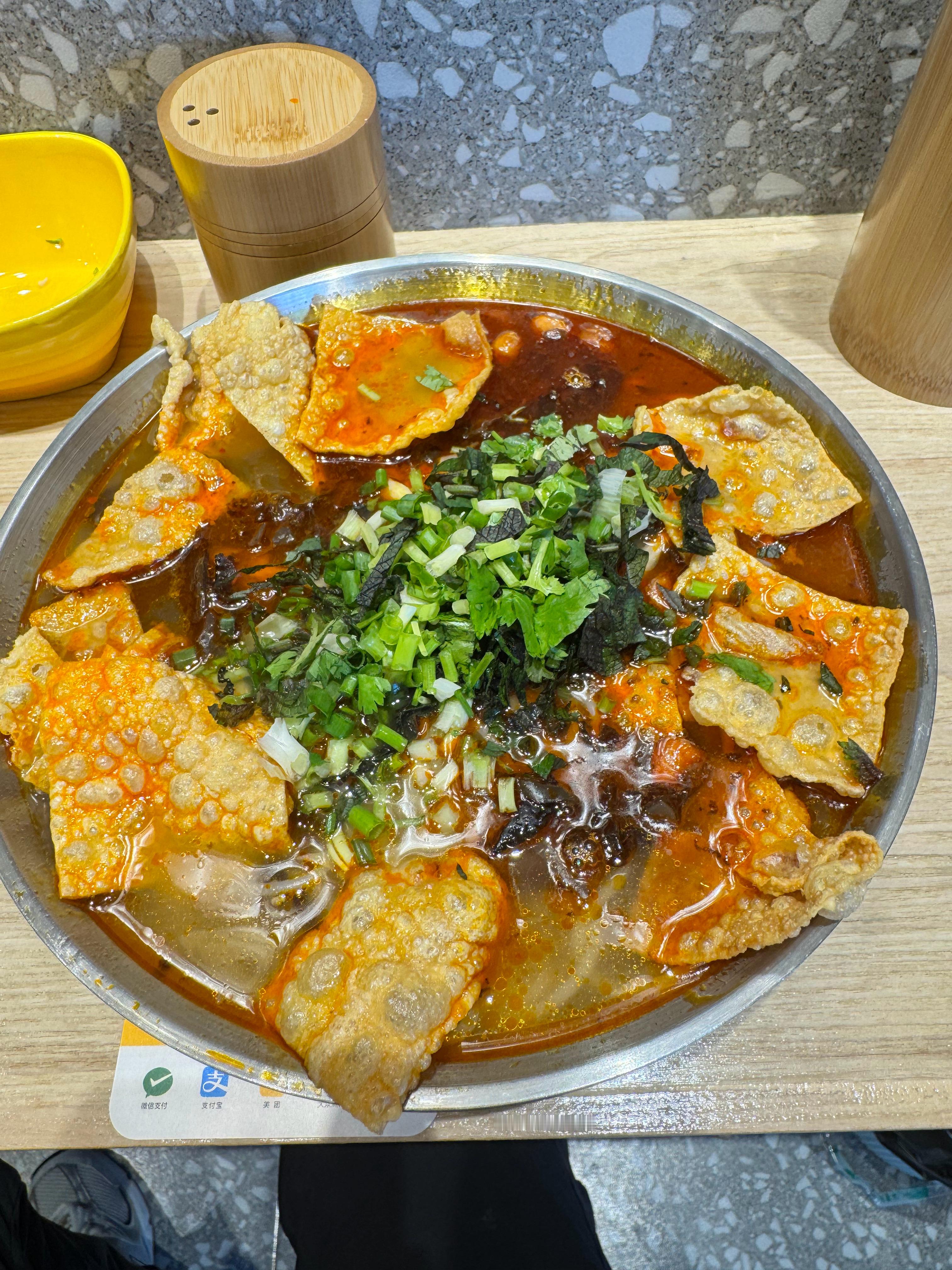 下午饭点到了，螺蛳粉放香菜，真香 ​​​