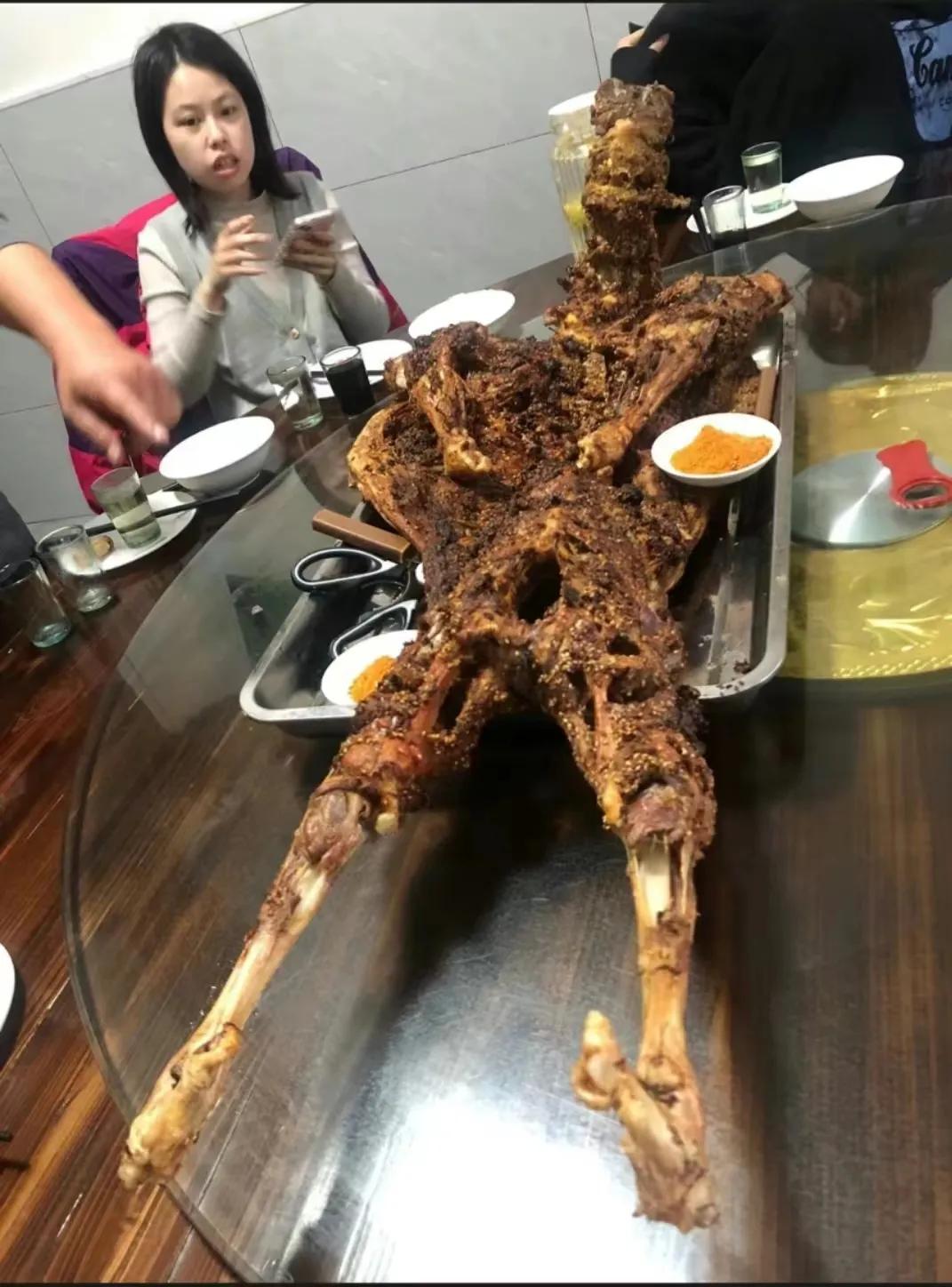 这烤全羊的造型有点渗人，食客下得去嘴吗[偷笑]