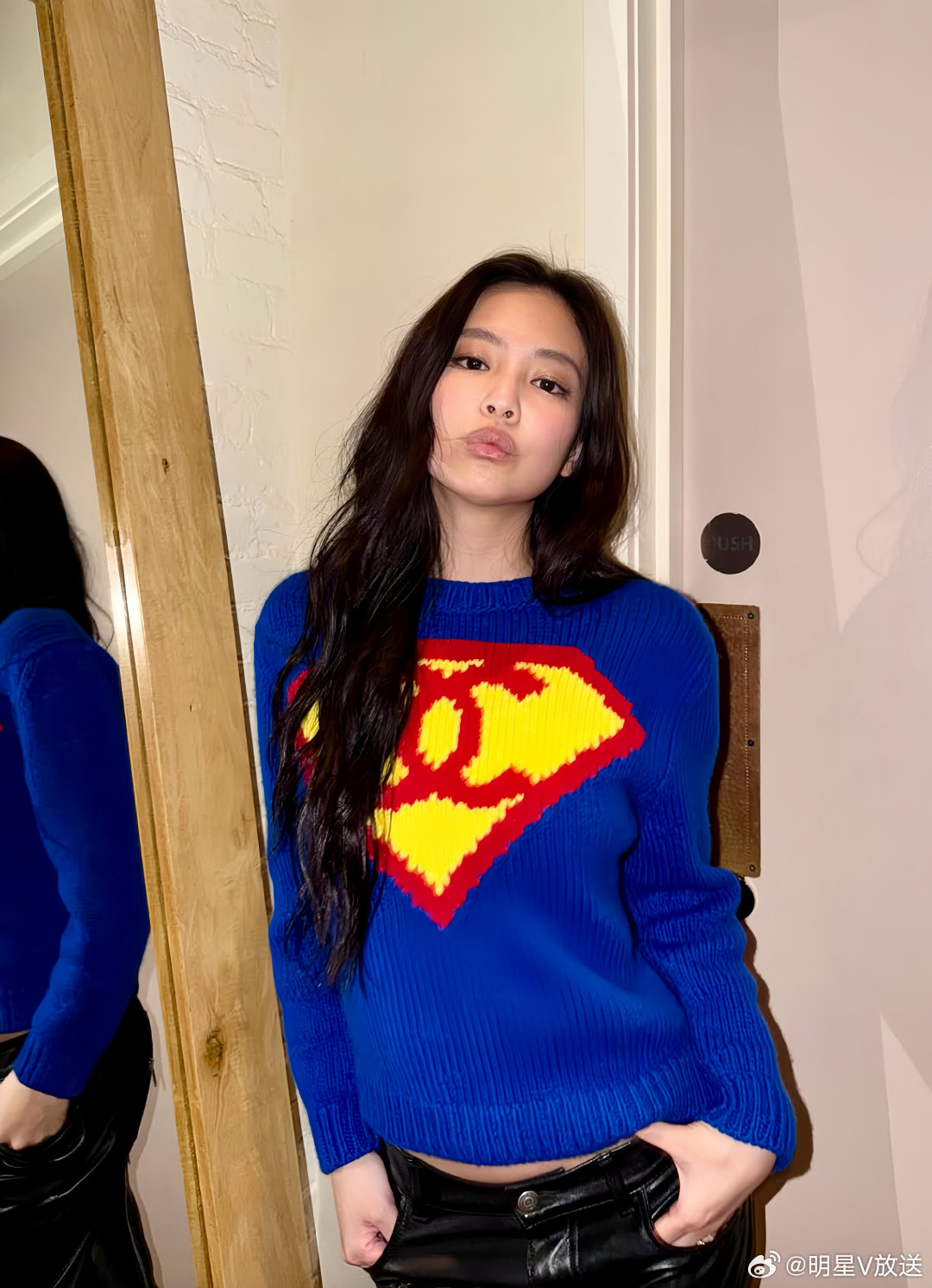 Jennie一顶帽子戴七年 Jennie被粉丝发现时隔七年依旧常戴旧帽，长久偏爱