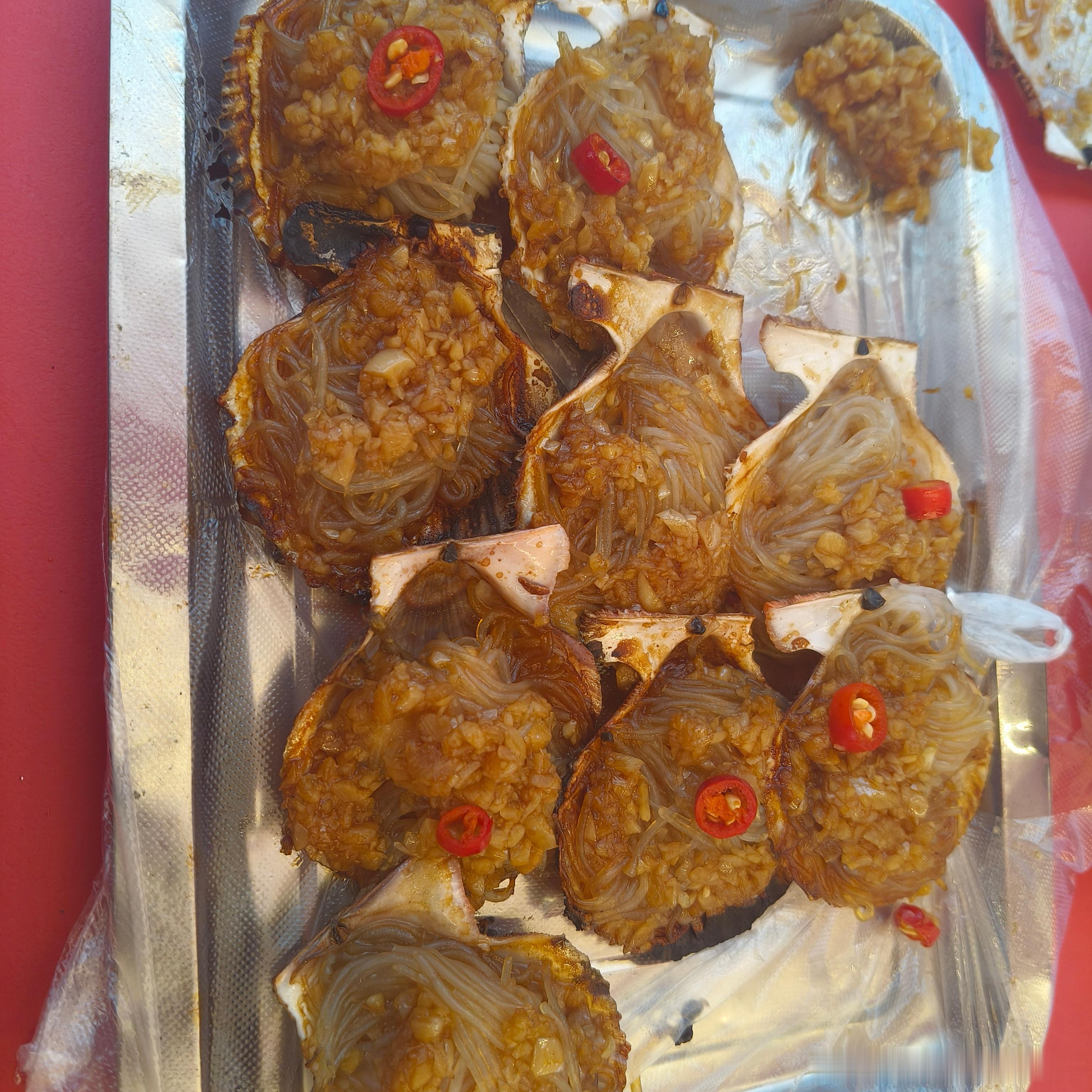 蒜蓉粉丝蒸扇贝，金黄酥脆，辣点恰到好处～热腾腾端上桌，香气直冲天灵盖！😋🔥?