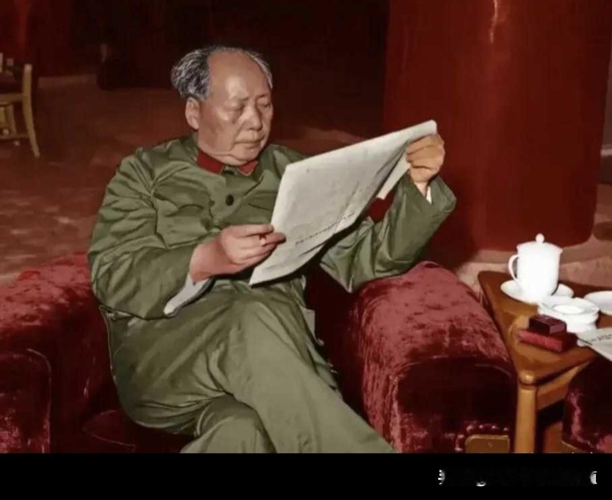 晚年的毛主席身着军装，
安坐沙发之上，
专注地翻阅手中报纸。
他神情沉静，
目光