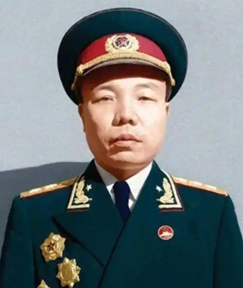 过去看开国将帅的全家福，很多人第一眼看到的是军装、勋章和功劳，可如今再回头看萧华