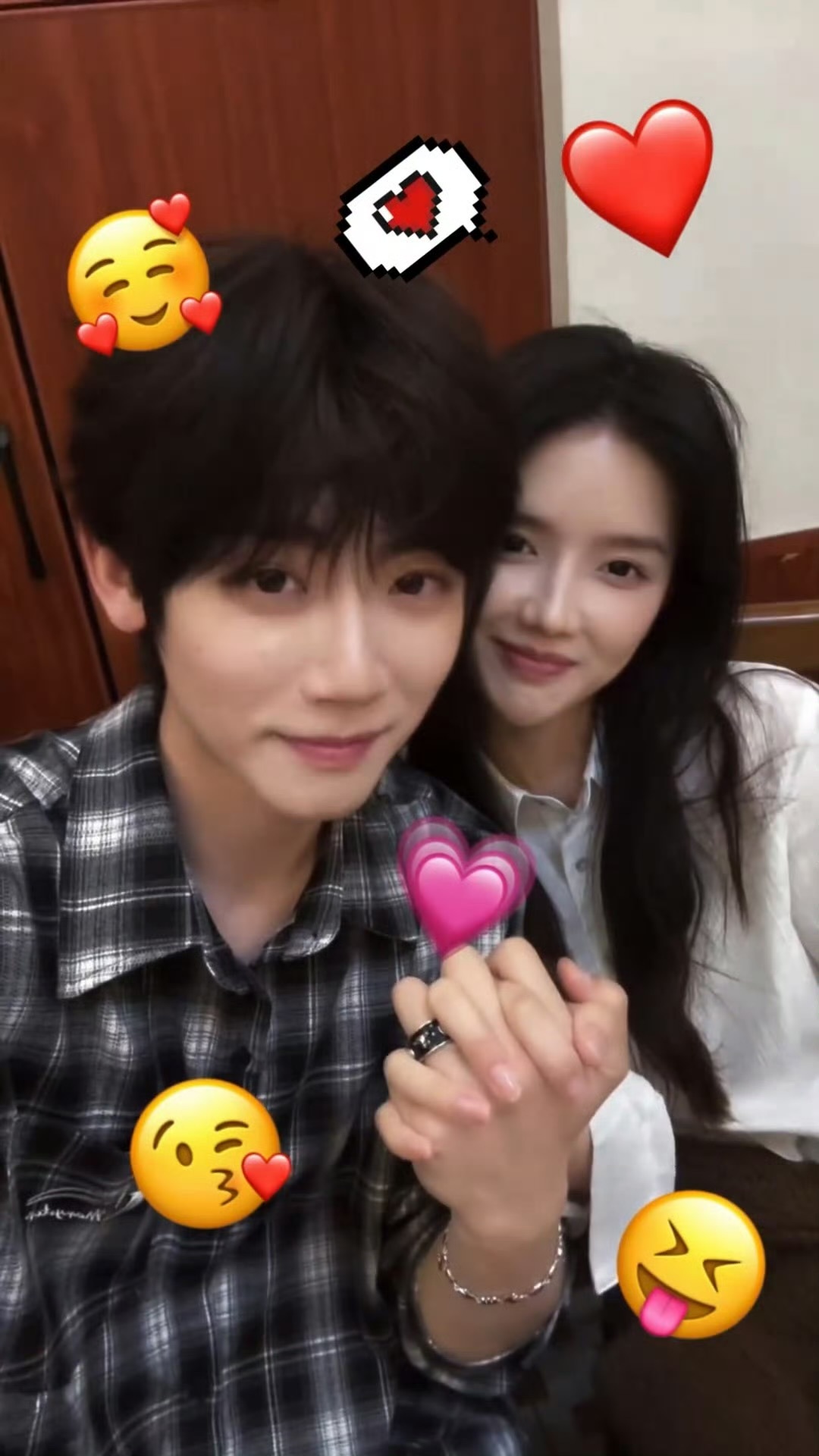 哎呀妈呀！谁还没有看过公孙鄞和公主的共创，知道是剧宣，不知道还以为官宣了我们小情