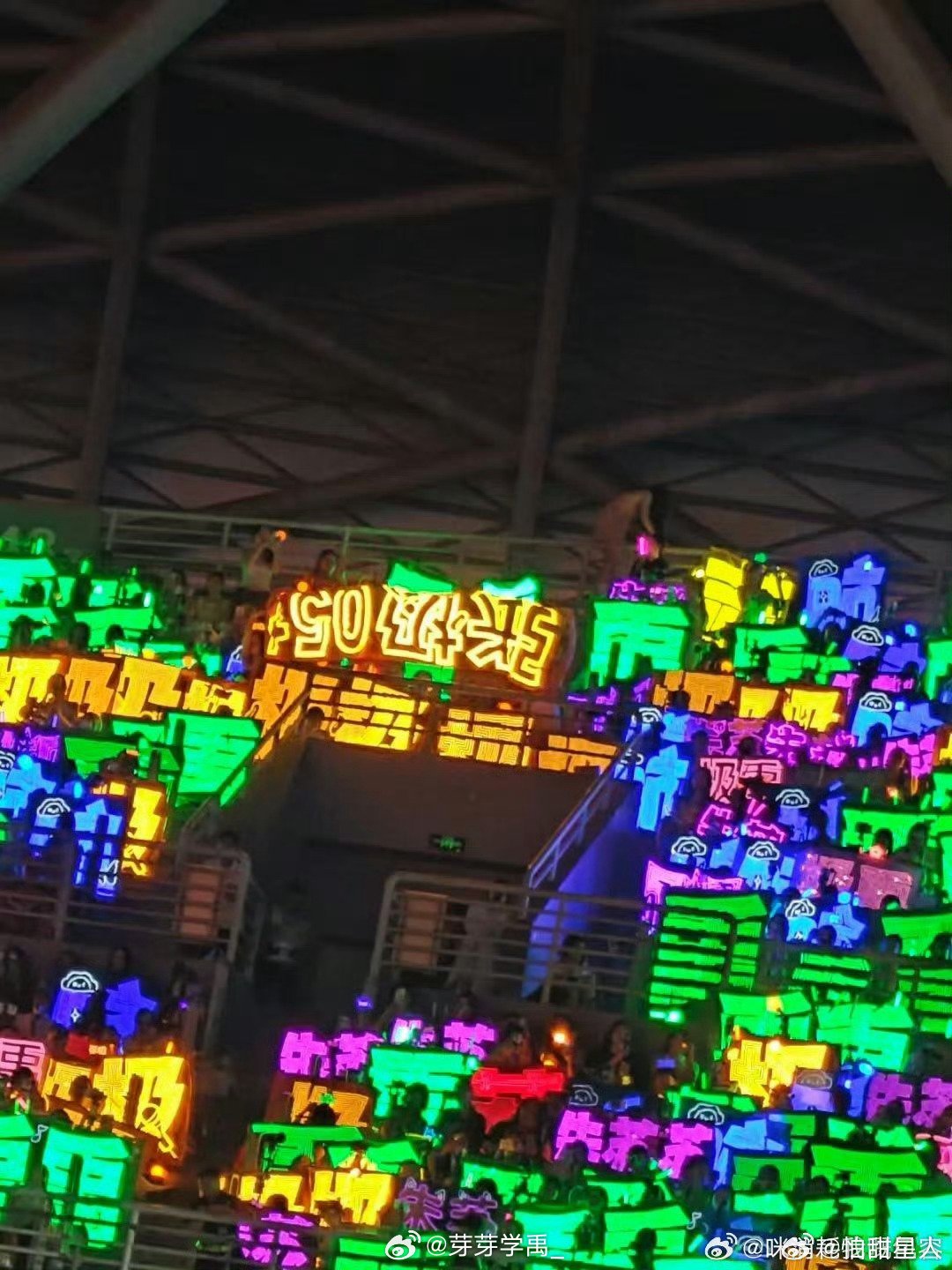 笑疯了我们前后左右都在笑 ​​​