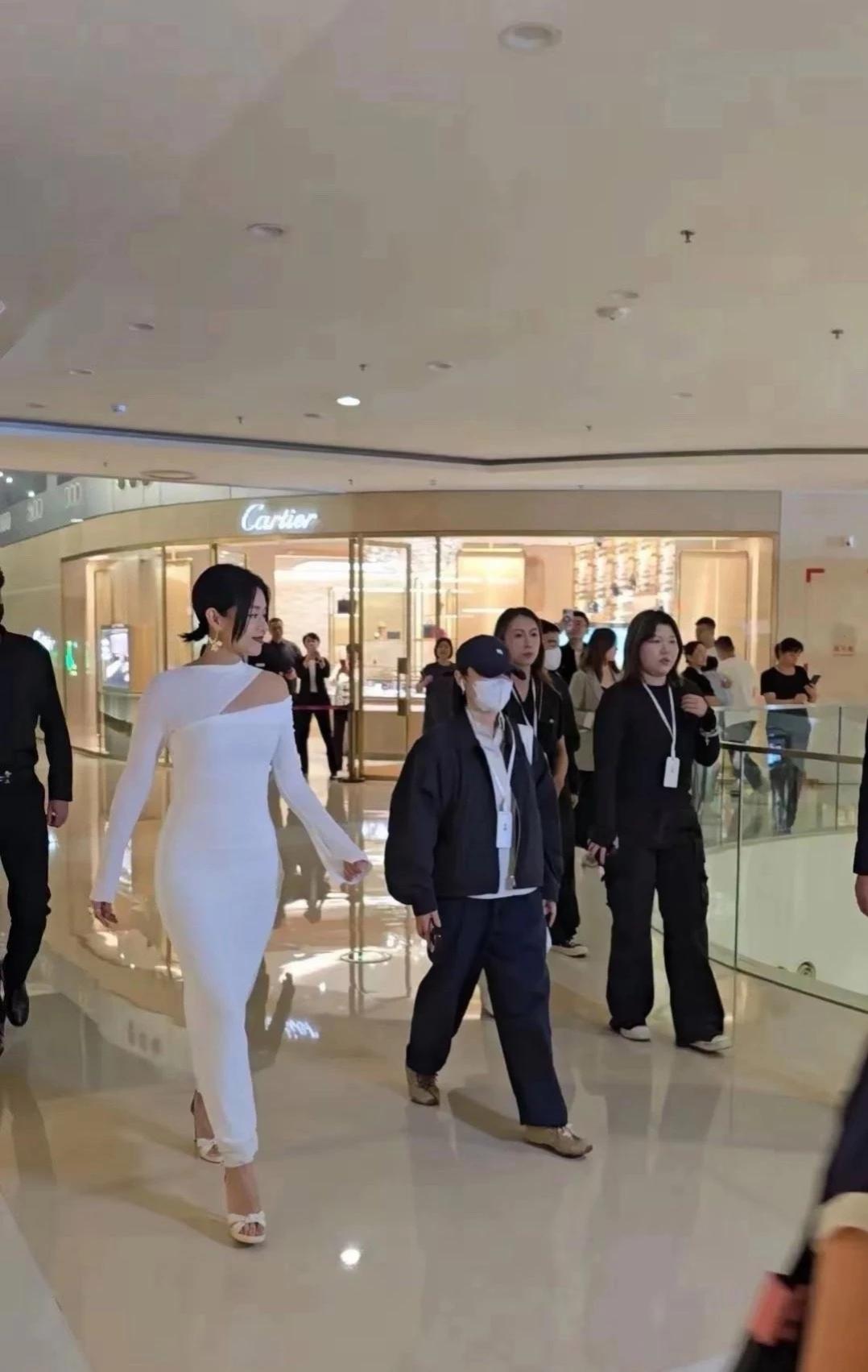 胡杏儿的身材真绝了，生完三个孩子后，穿那种白色紧身裙，居然看不出一点多余的肉，真