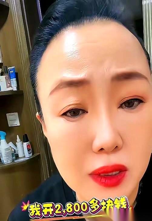 赵本山的徒弟孙立荣，一个月到手2800块。
这数字一出来，直接把另一个哭穷的女明