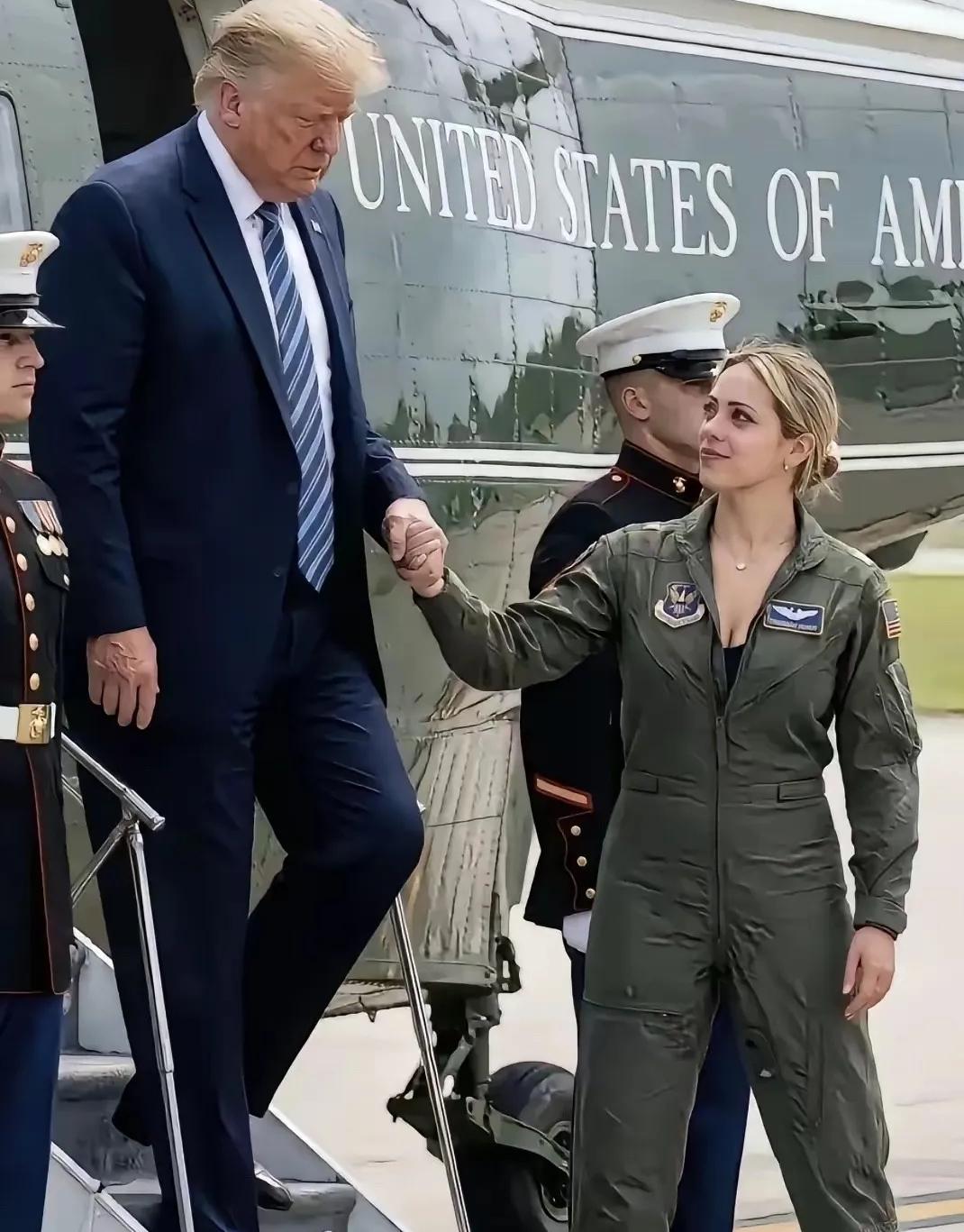 特朗普坐飞机累了，美国军方居然安排个美女去给特朗普接机。这就是瞅准了特朗普的爱好