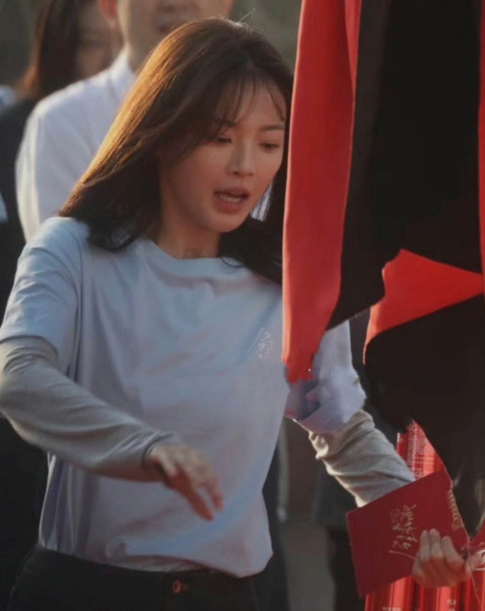 杨超越被绊倒我天，看着摔得不轻，发发超越妹妹美照挽挽尊