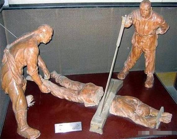 公元1734年，俞鸿图被腰斩后迟迟没有死去，上半身一直在地上打滚，口中不断发出惨