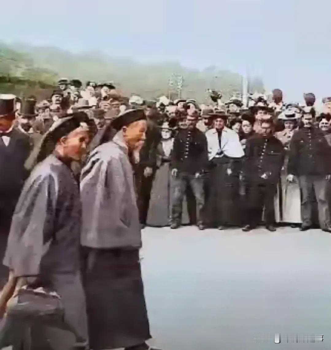 想当年李鸿章到美国，所到之处，被人围观。
一条长辫，一把山羊胡，出丑出到国外了。