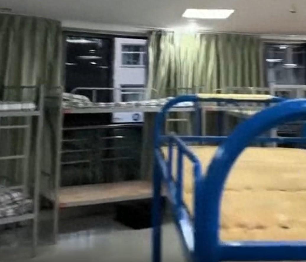 四川某学校，有家长进到校内，拍到一间屋子里面密密麻麻摆上很多高低床，学生的被褥直