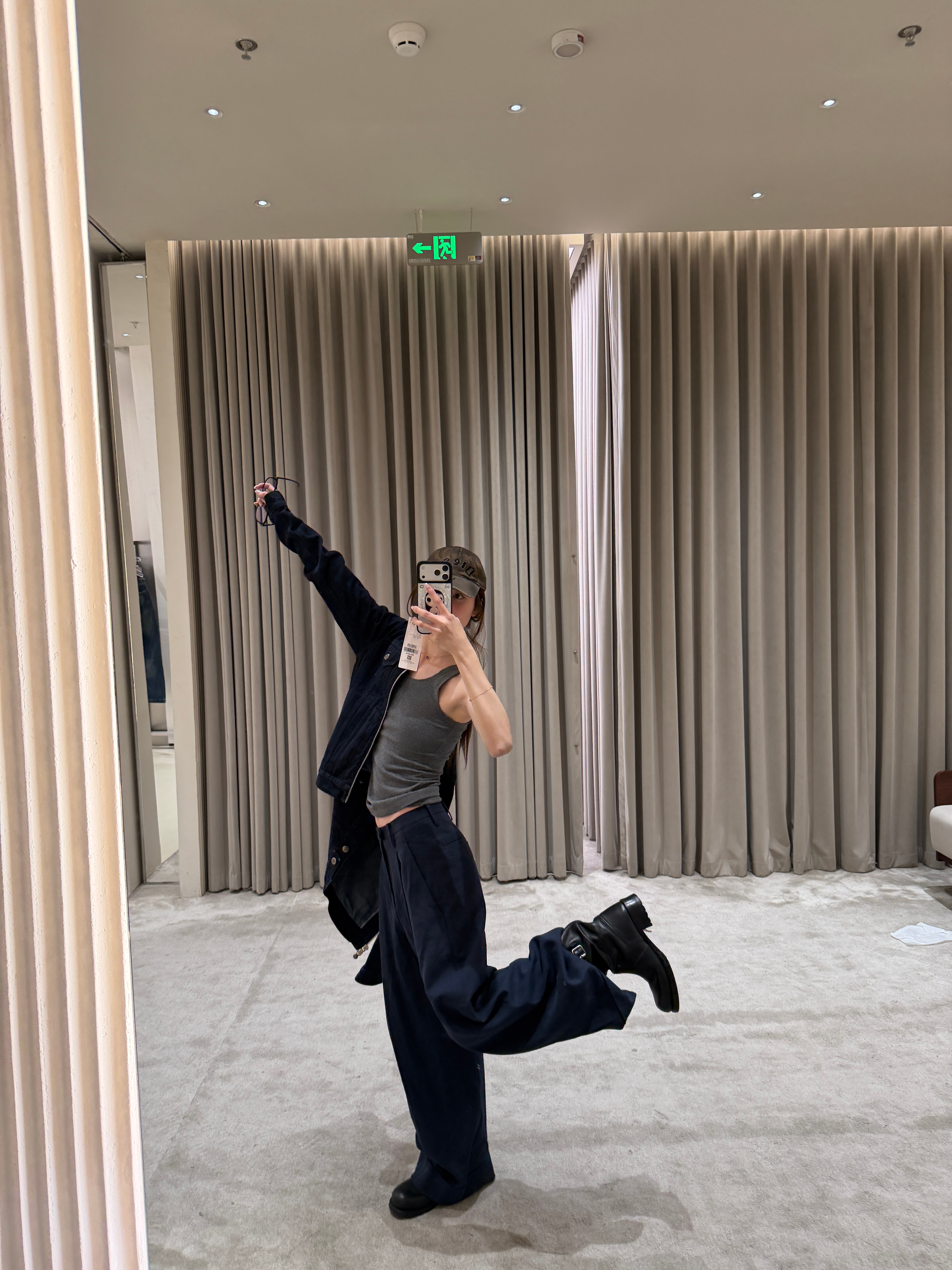 这个裤子是和上一期长的蓝西装配套的没上一套 上了蓝西装现在单穿出来也很好看 