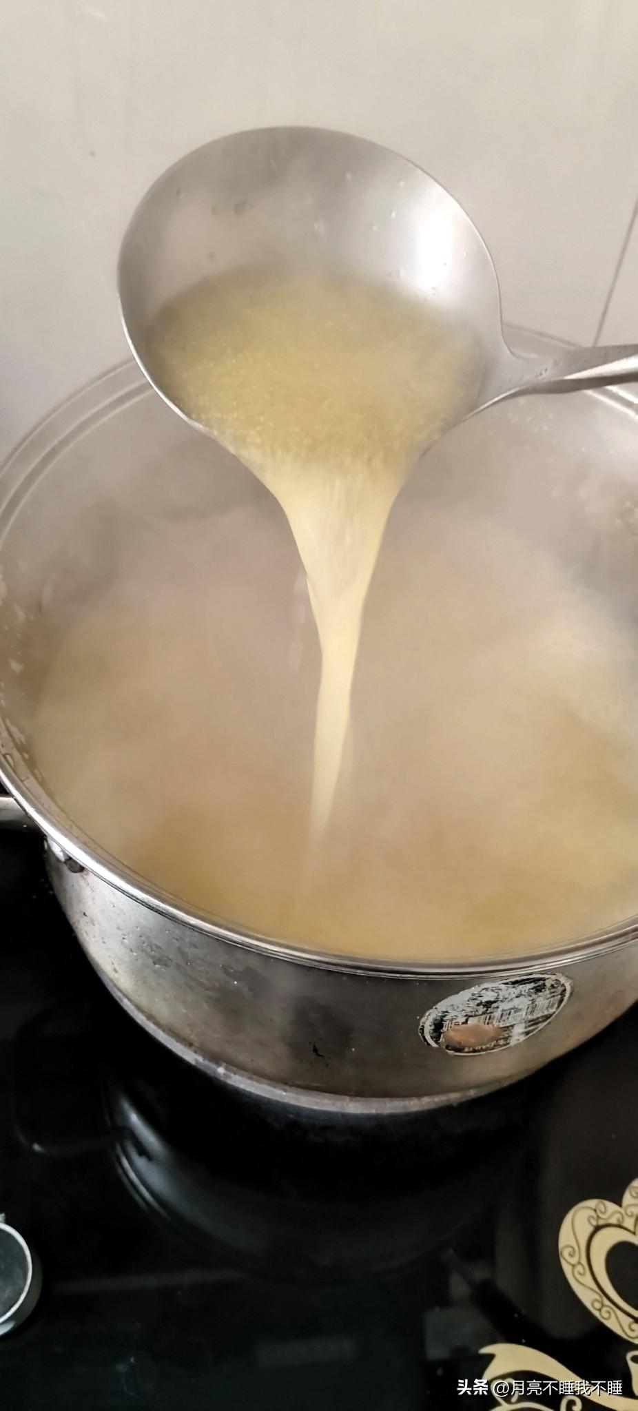 暖汤日常✨
 
今天熬了一锅小米粥，看着咕嘟咕嘟冒热气，心里都软乎乎的。用大汤勺