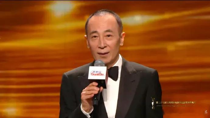 曹保平导演凭借《脱缰者也》，成功二封金爵最佳导演啦！ 时光回溯十年，如今曹导再次