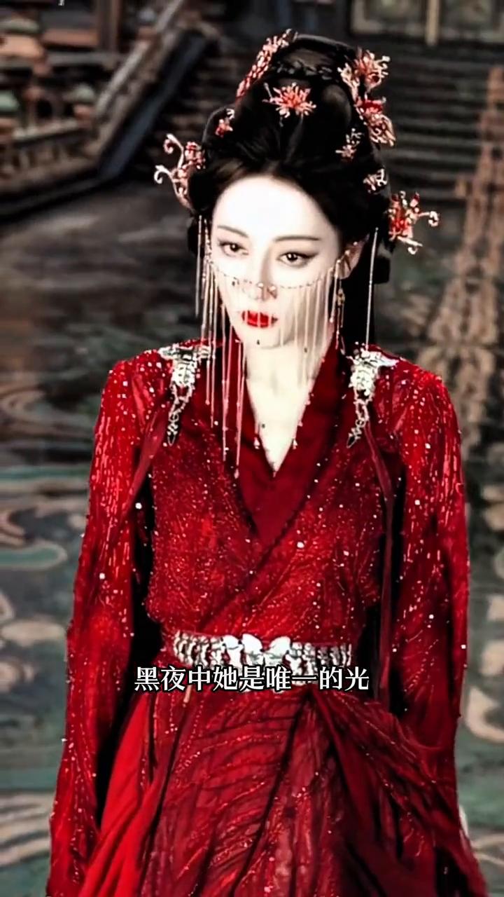 迪丽热巴工作室终于开始发力了，新发的巨幅宣传海报一眼惊艳，黑夜中她是唯一的光。赫