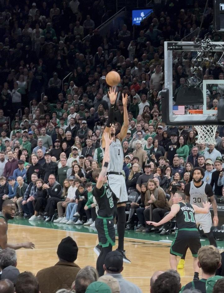 太夸张！文班亚马跳投出手的高度，防守人只能挠他胳肢窝~

对阵凯尔特人的比赛里，