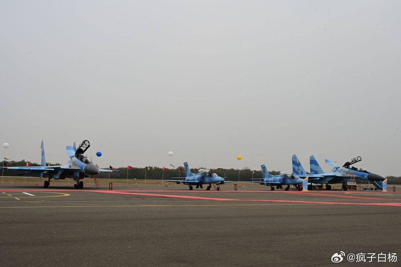 3月12日缅甸空军新接收的两架俄罗斯苏30СМ战斗机与两架中国K-8教练机服役仪