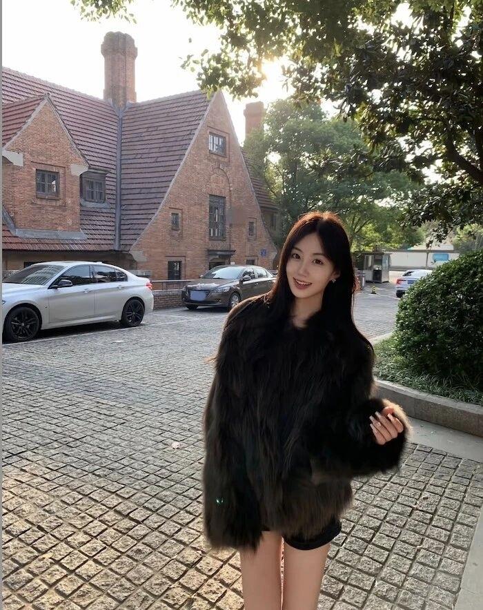 红衣美人倚石阶，笑语盈盈入画来。