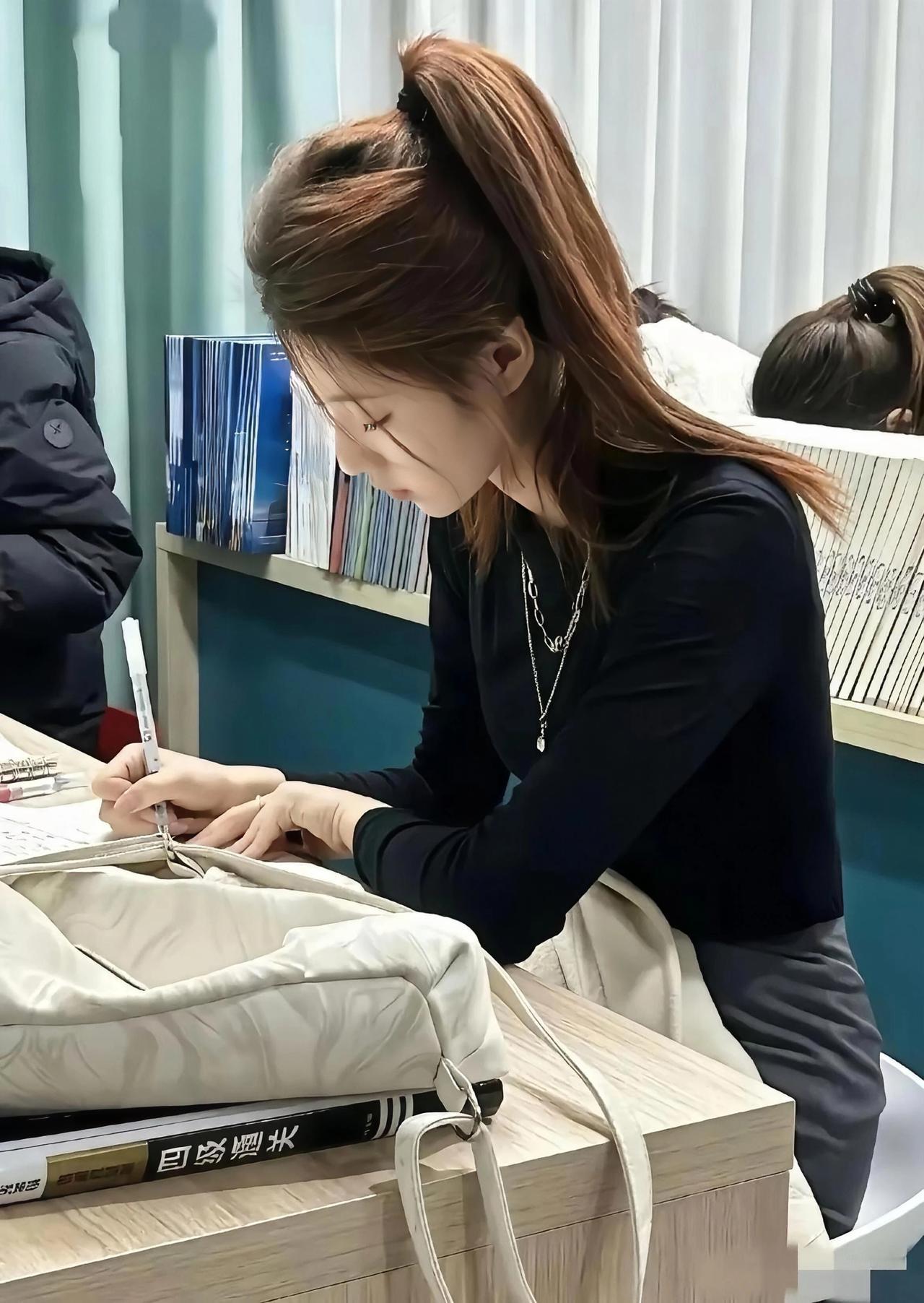 无需繁饰，不必喧哗
她伏案书写，笔尖轻触纸页
像春风拂过湖面，泛起细碎涟漪
这一