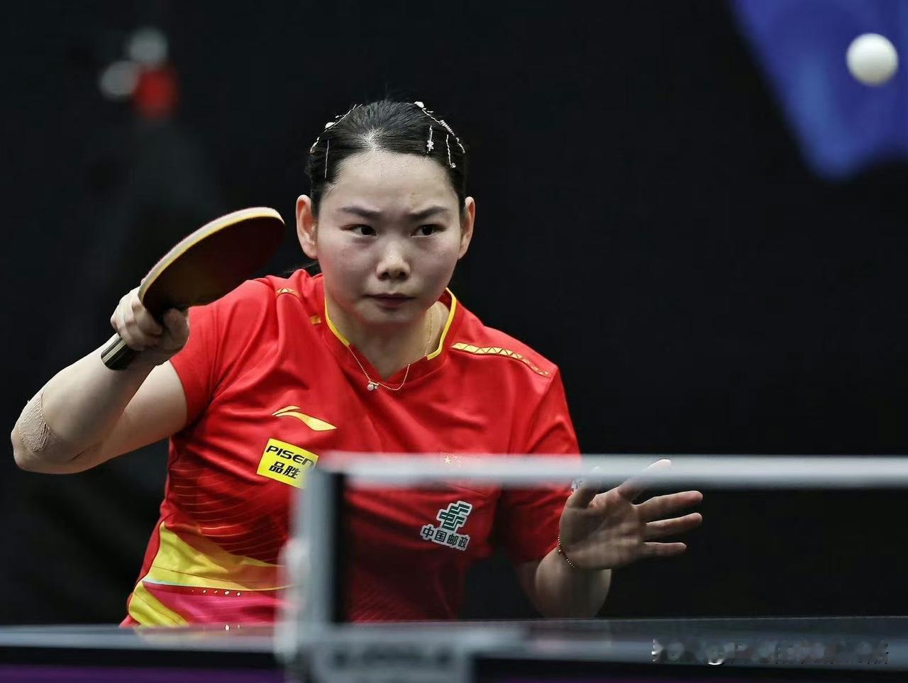 小胖子何卓佳赢了，而且还是横扫晋级。
何卓佳好久都没有赢了，从全运会失利，到乒超