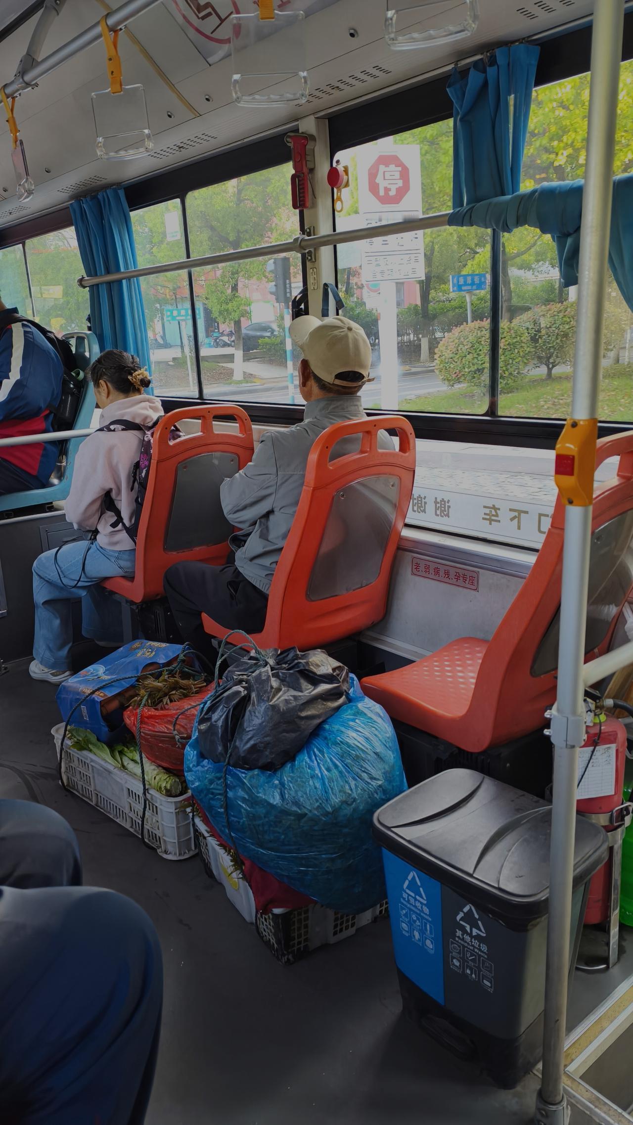 还有人在公交车上大声打电话、乱扔垃圾，这都特别影响乘车体验。春天到了，万物都在焕