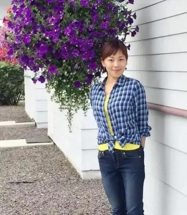 美女劳春燕休闲时刻真的太让人眼前一亮！她穿着和普通人一样舒适的服饰，精神状态那叫
