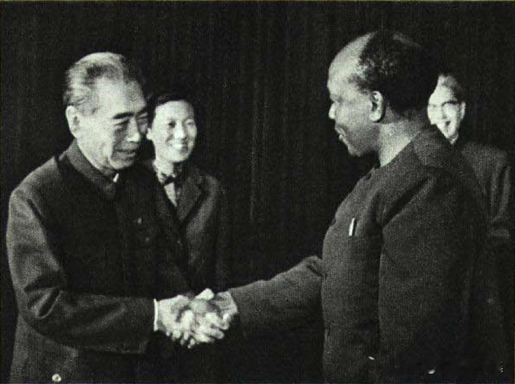 【周总理历史上的今天——5月21日】
1975年5月21日下午，周恩来总理在北京
