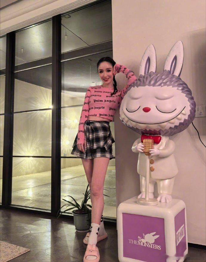 娄艺潇晒了labubu娄艺潇晒大labubu娄艺潇晒出大Labubu！潮玩控的快