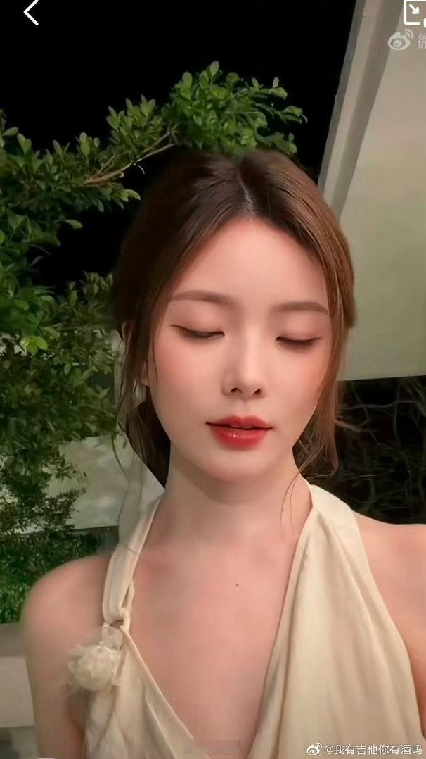 陈卓璇的挂脖背心和吻痕舞绝配 吻痕舞这支编舞本身就是偏内敛的性感，挂脖背心的设计