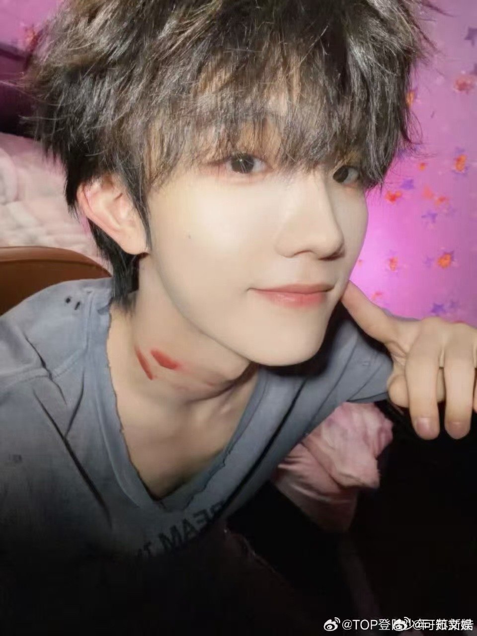 苏新皓用紫色氛围灯苏新皓吻痕三连拍苏新皓用紫色氛围灯，真绝了， 