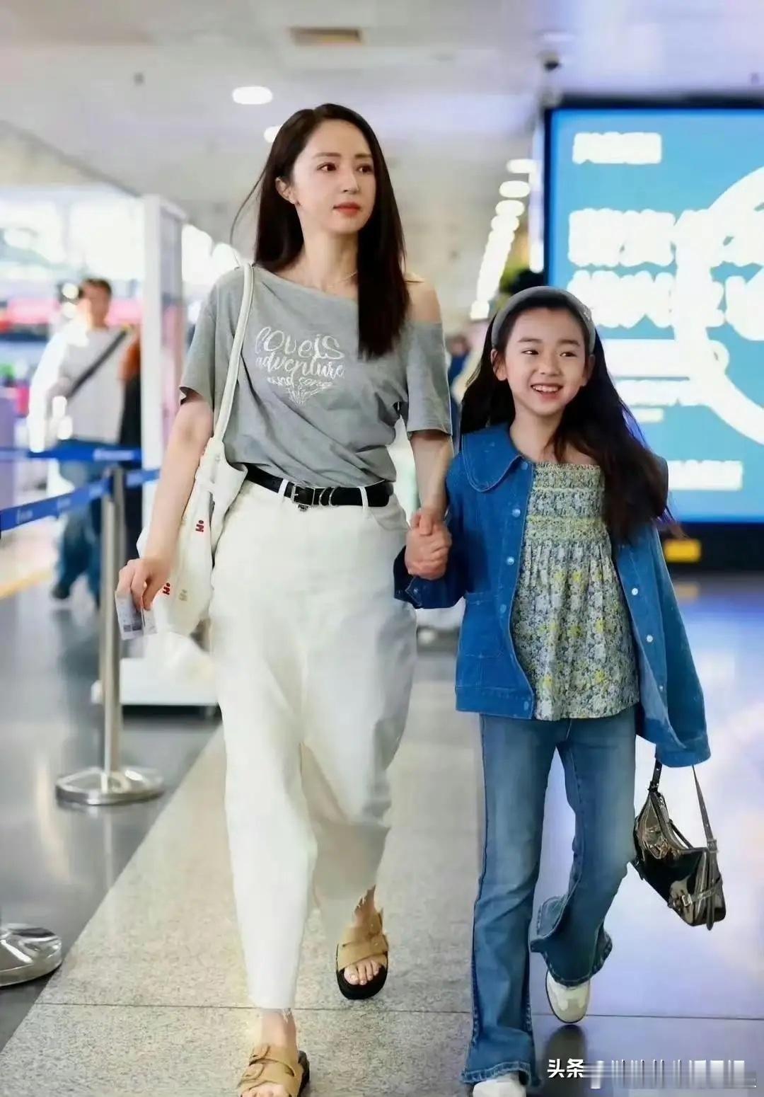 小酒窝晒出妈妈董璇年轻美旧照，直言：妈妈的颜值太权威4月11日，演员董璇9岁女儿