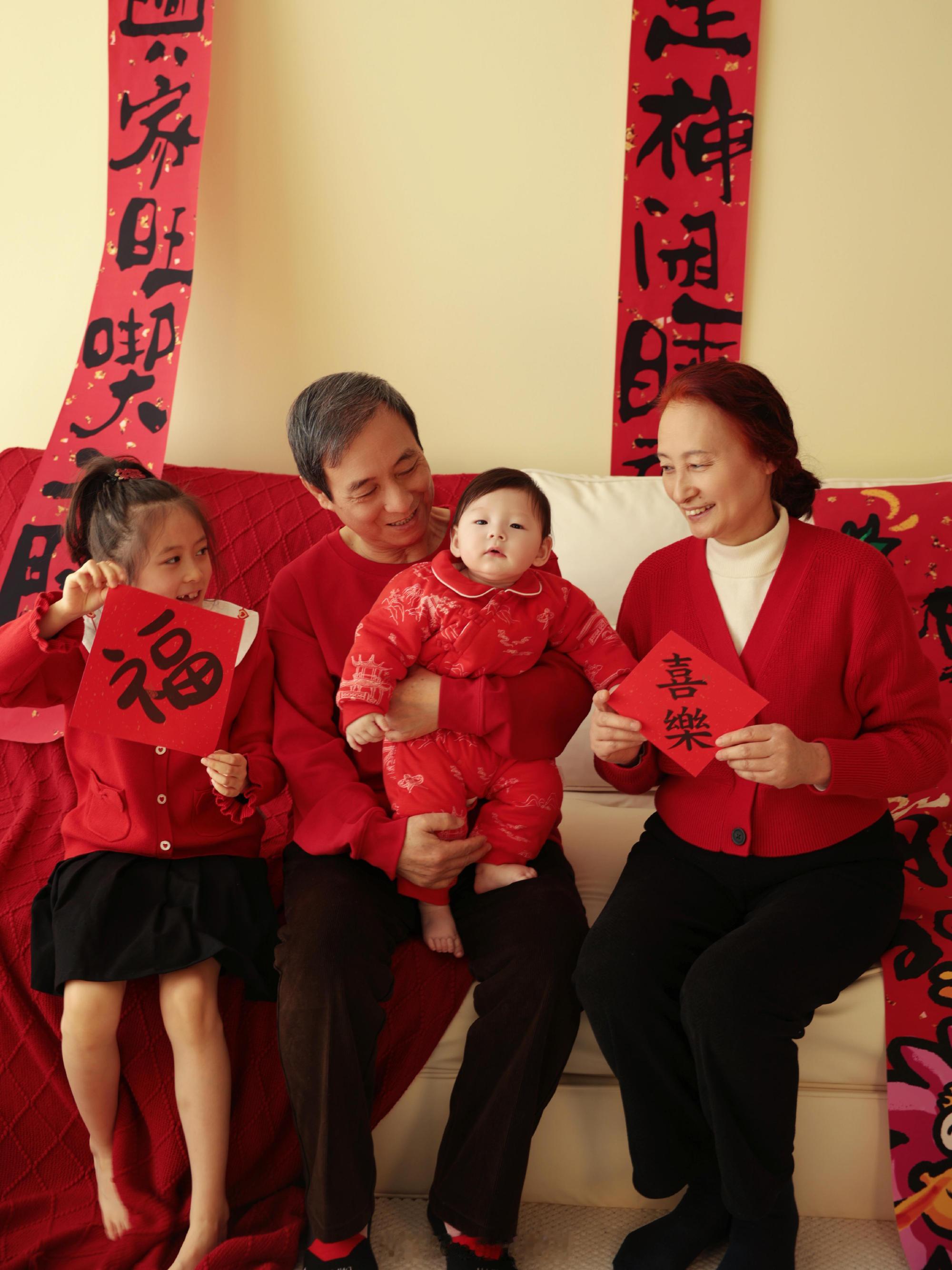 小时候，是父母默默守护我们长大；如今换我们，守护帮家里照看孩子的长辈。爸妈帮忙带