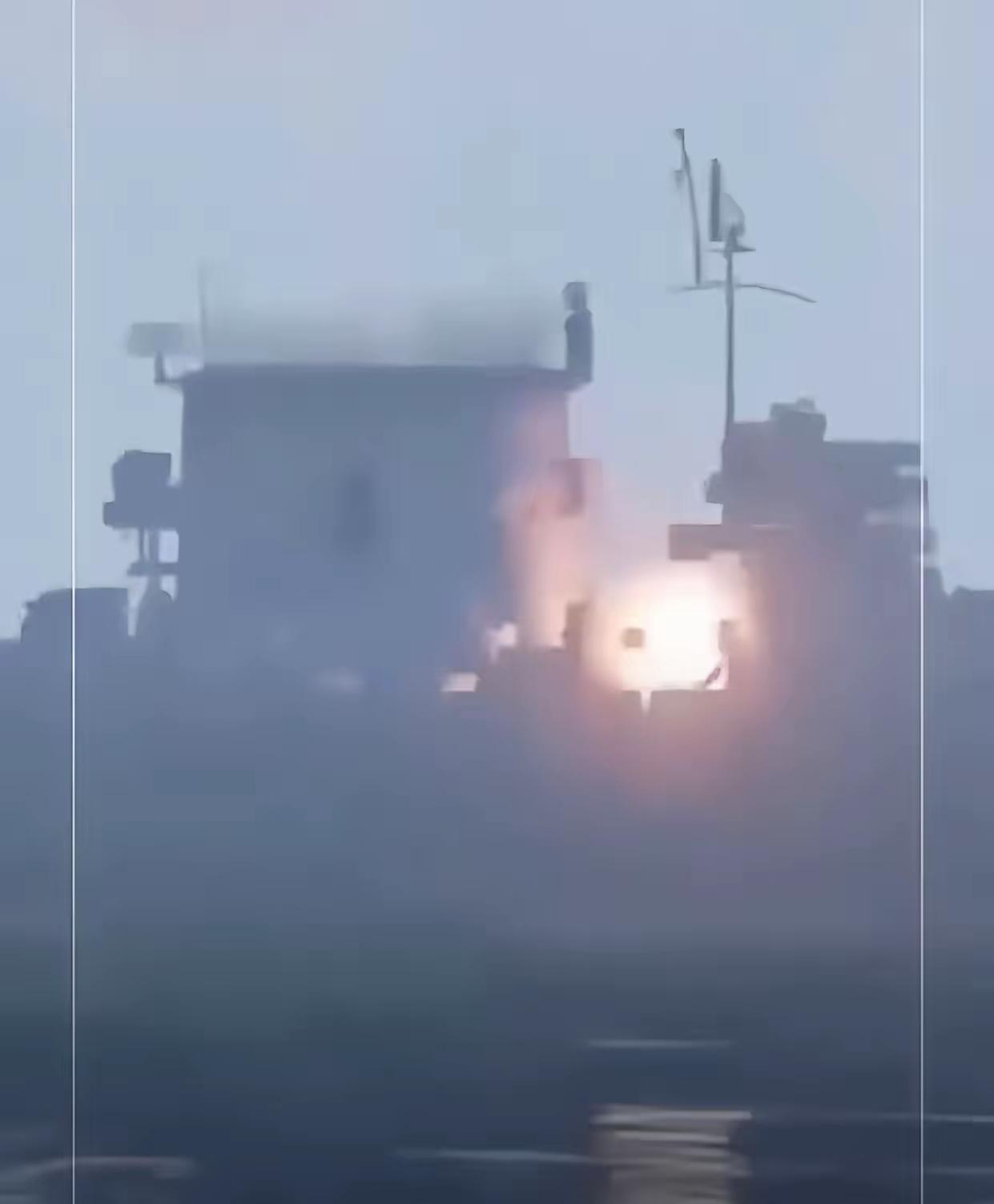 伊朗革命卫队最新行动宣称，
在印度洋用导弹击中两艘美军驱逐舰及补给舰，造成起火。