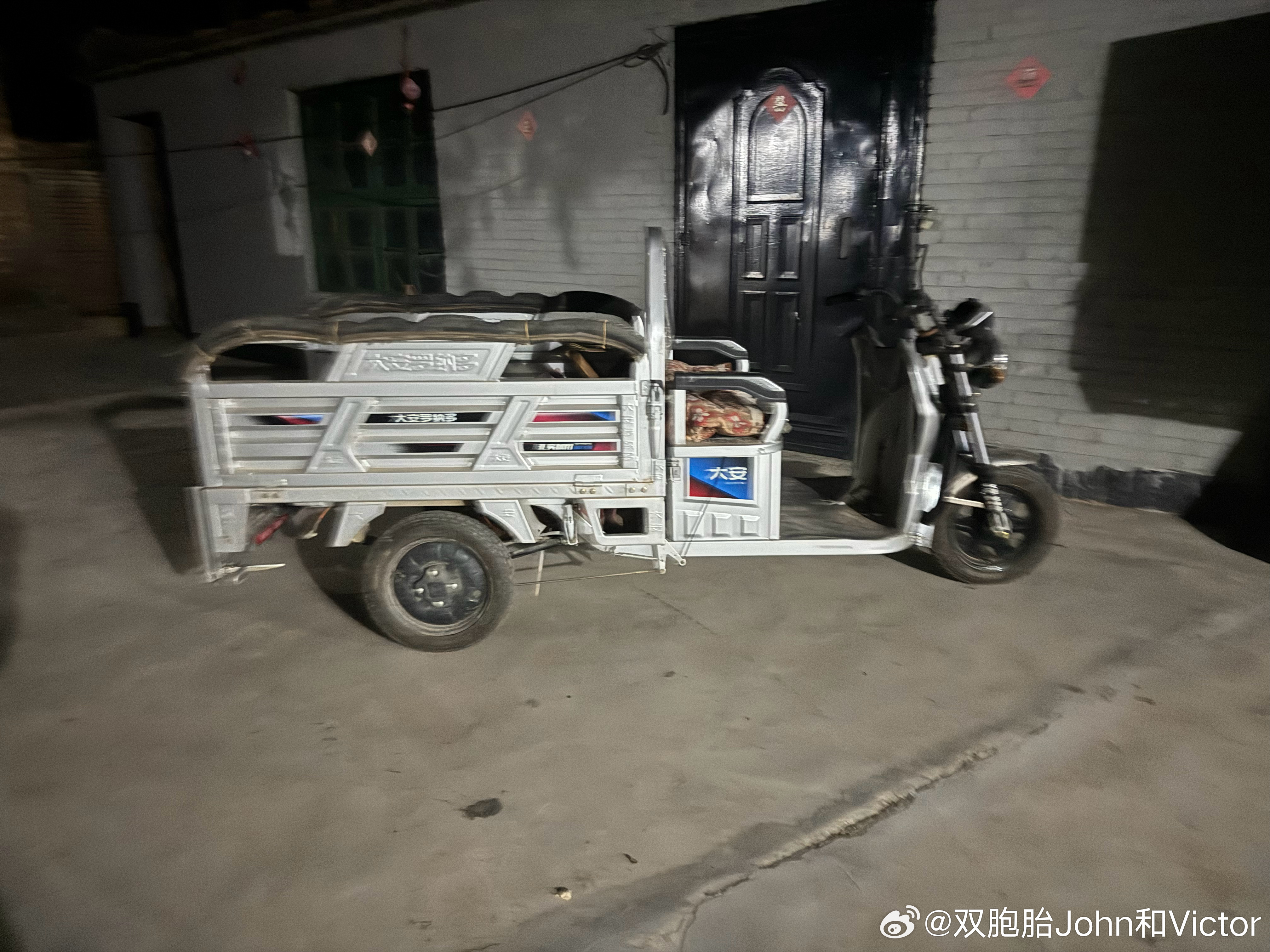 他们骑电动车从白天到黑夜，遇到一个邻村的陌生人问，你会骑这个吗？老大回，你能让我