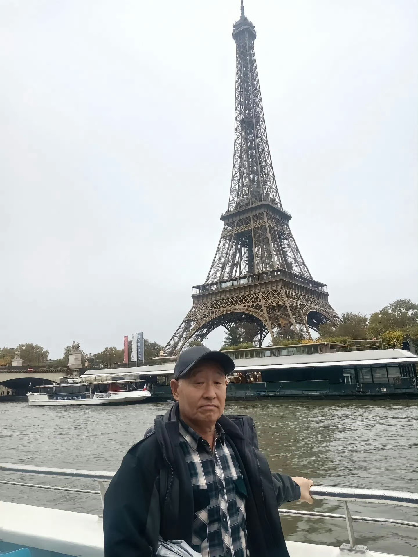 大爷拍的素颜巴黎火了大爷你这么拍，谁还去巴黎，去一趟深圳世界之窗都比这高级啊…