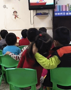 还记得你们班上坐最后一排的人生赢家吗？