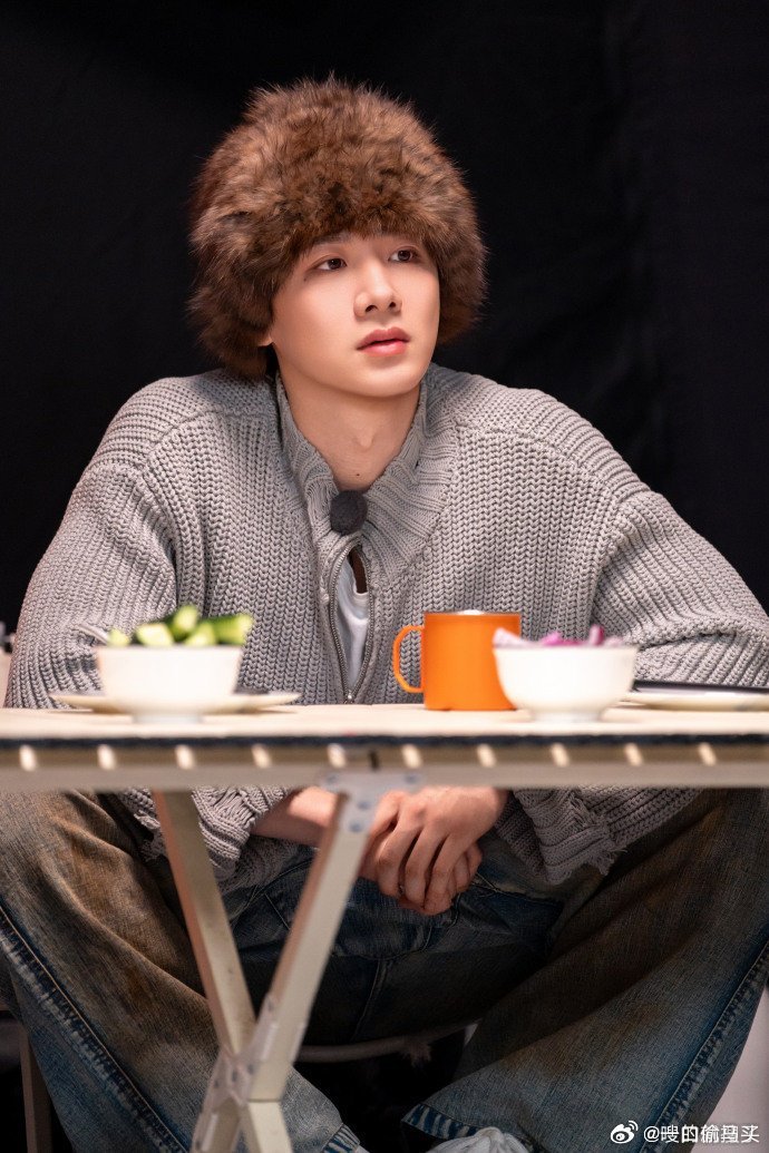 沈腾 这居然是白敬亭沈腾认不出换了名儿的白敬亭，瞅半天惊出表情包，合着名字一换脸