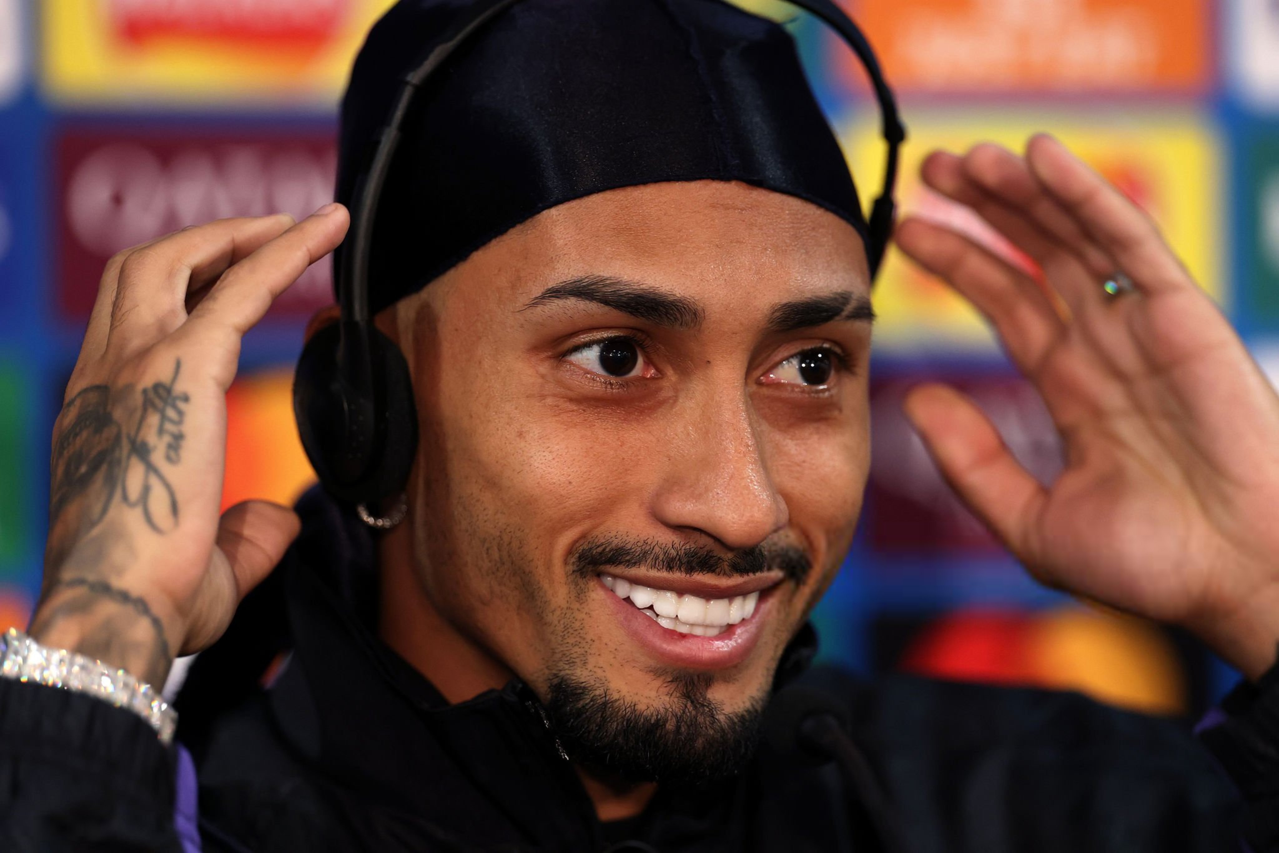 你为什么没有加盟切尔西？ 拉菲尼亚：我百分之百清楚自己想要什么，那就是实现穿上巴