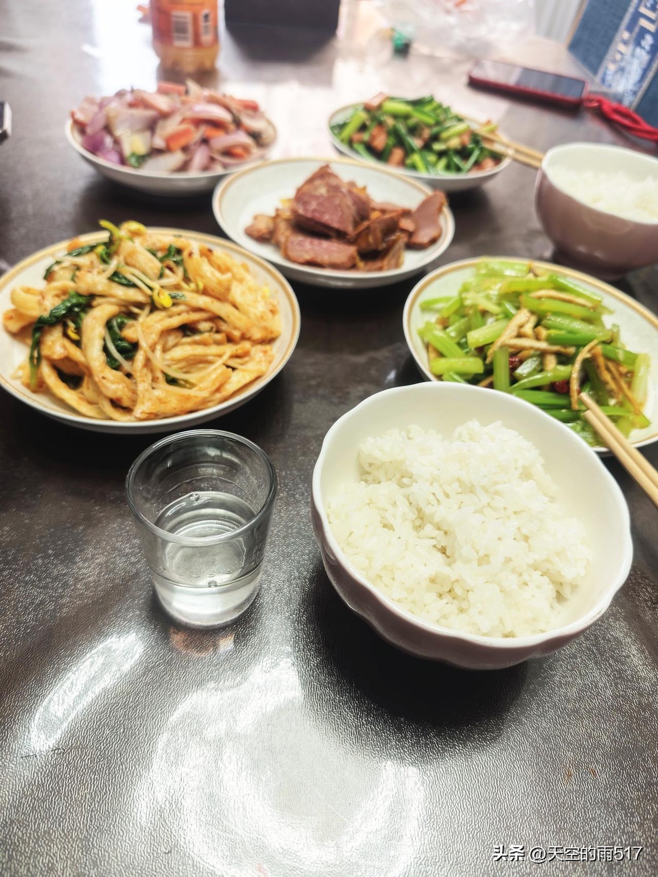 今天大年初八了，也是老传统店铺开门的日子，祝福大家新的一年里财源广进，心想事成。