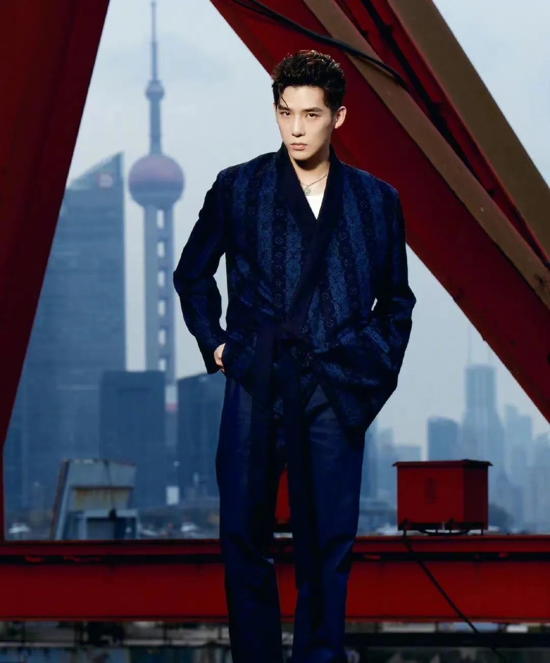 王安宇在 2023 年底以“深 V 真空西装”造型引发热议，当时他身穿全黑深 V