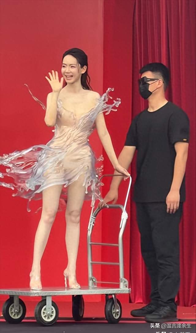 一条裙子16公斤出场要踩小推车！透明水花裙把红毯玩成了科技展