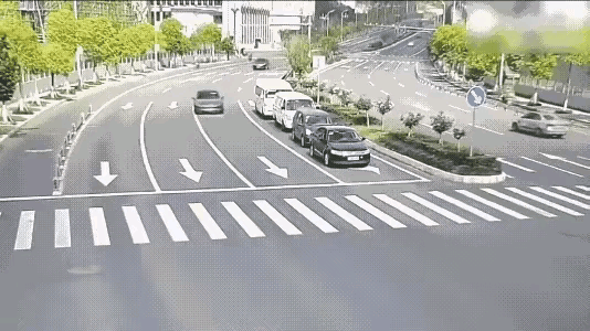 斑马线撞飞电动车！今天刷到个揪心视频：电动车载着人过斑马线，刚到路中间，一辆小车